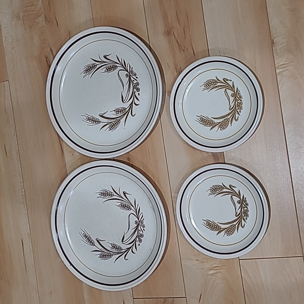 Vintage Biltons Wheat Pattern, 2 Dinner Plates & 2 Small Plates
